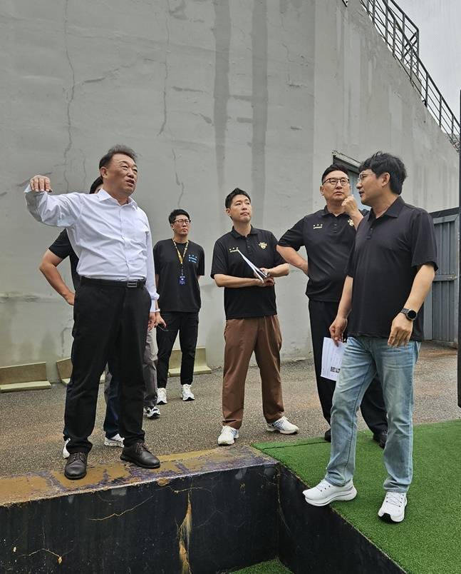 최준영 KIA 구단 대표이사(맨 왼쪽)가 19일 광주-기아 챔피언스필드 시설 점검에 나서고 있다. /사진=KIA 타이거즈 제공