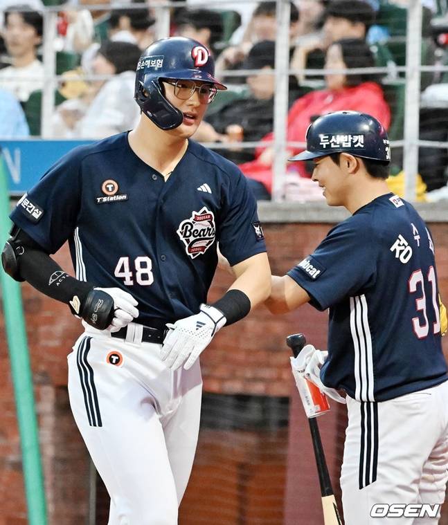 5회말 솔로포를 터뜨린 김동준(왼쪽)이 정수빈의 축하를 받고 있다.