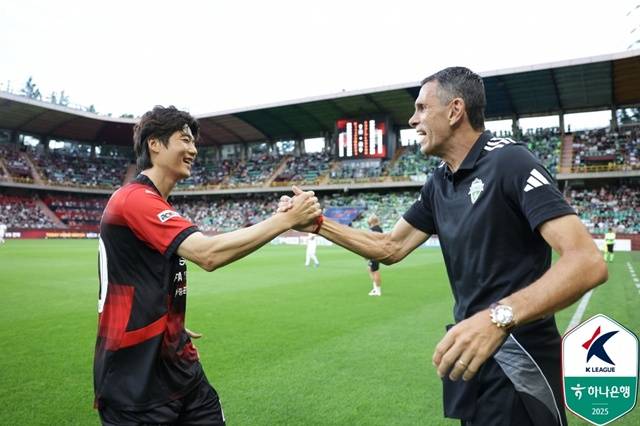 포항스틸러스 기성용과 거스 포옛 전북현대 감독이 인사를 나누고 있다. /사진=한국프로축구연맹 제공