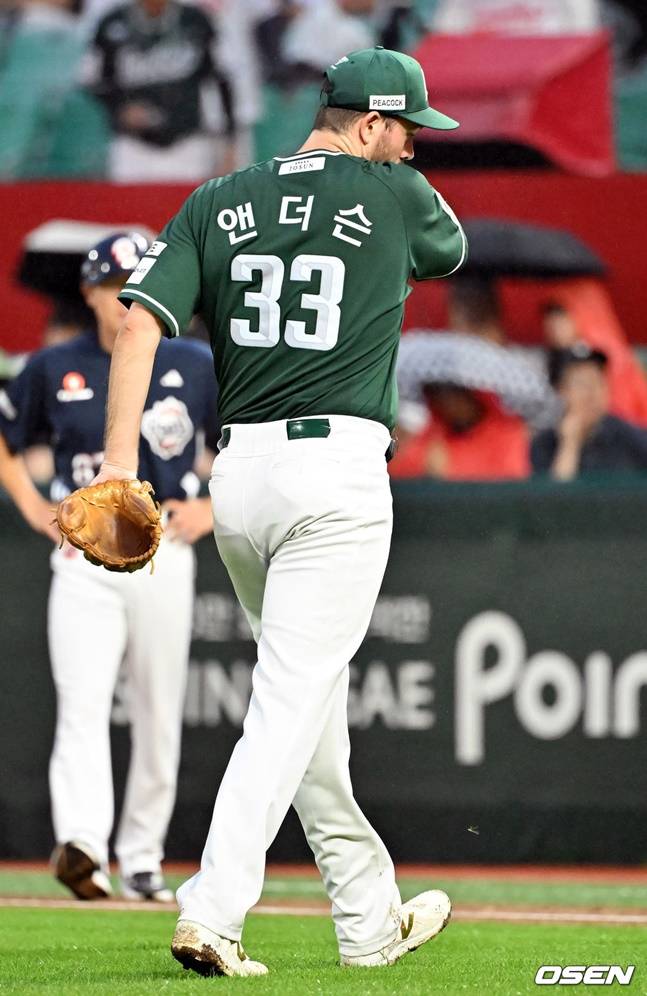 SSG 앤더슨이 19일 두산전 이닝을 마치고 더그아웃으로 향하고 있다.