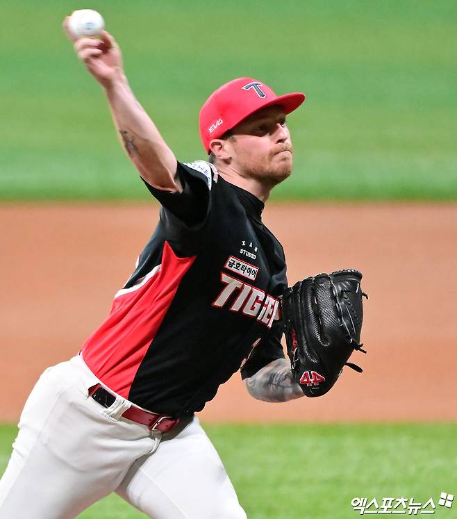 25일 오후 서울 구로구 고척스카이돔에서 열린 '2025 신한 SOL Bank KBO리그' KIA 타이거즈와 키움 히어로즈의 경기, 1회말 KIA 선발투수 올러가 공을 힘차게 던지고 있다. 엑스포츠뉴스 DB