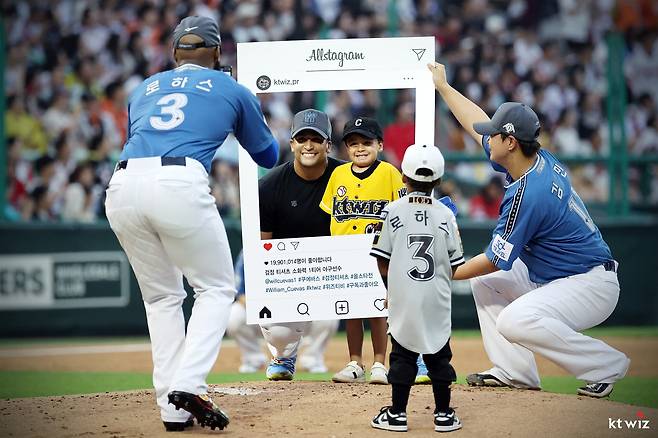 KT 위즈 윌리엄 쿠에바스가 지난해 올스타전에서 아들, 동료들과 함께 퍼포먼스를 펼치고 있다. KT 위즈