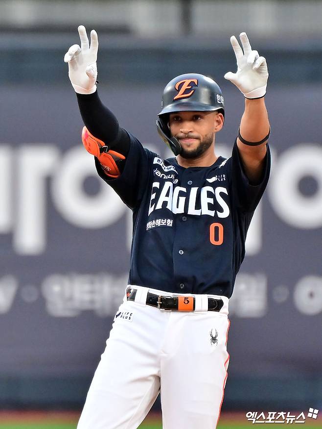 '한화의 러브레터' 루이스 리베라토가 지난 5주간 활약을 인정받아 정식 계약을 체결한다. 한화 구단은 대체 외국인 선수로 입단한 리베라토와 정식 계약을 체결했다고 19일 공식 발표했다. 잔여시즌 계약 규모는 총액 20만 5000달러(2억8567만원)다. 오른쪽 새끼손가락 견열골절로 외국인 재활선수 명단에 오른 에스테반 플로리얼의 대체 외국인 선수로 지난달 17일 한국땅을 밟은 리베라토는 전반기 15경기에 출전, 타율 0.387, 24안타, 2홈런, 13타점, 출루율 0.441, 장타율 0.565로 폭풍 같은 활약을 펼쳤다. 엑스포츠뉴스DB