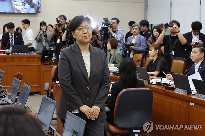 정은경 복지부 장관 후보자 인사청문회 (서울=연합뉴스) 김주형 기자 = 정은경 보건복지부 장관 후보자가 18일 국회 보건복지위원회에서 열린 인사청문회에서 선서를 마치고 더불어민주당 소속 박주민 위원장에게 선서문을 제출한 뒤 자리로 향하고 있다. 2025.7.18 kjhpress@yna.co.kr