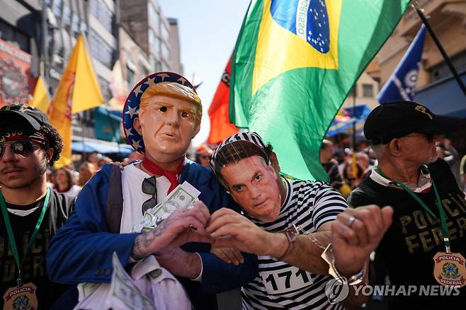 18일(현지시간) 상파울루에서 열린 트럼프-보우소나루 규탄 시위  [상파울루 로이터=연합뉴스. 재판매 및 DB 금지]