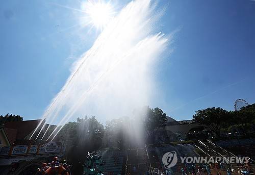 태양을 식혀라  (용인=연합뉴스) 홍기원 기자 = 폭염이 이어지고 있는 10일 경기도 용인시 에버랜드를 찾은 시민들이 '슈팅 워터 펀 시즌2' 공연을 즐기고 있다. 2025.7.10
    xanadu@yna.co.kr