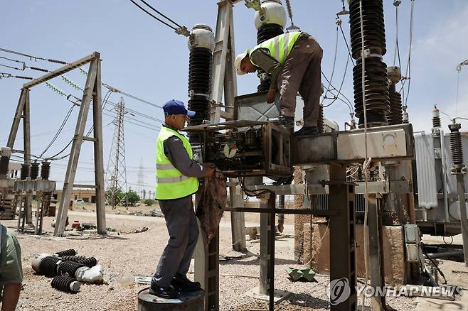 지난 5월 26일 시리아 다마스쿠스 인근 알 키스와 지역에서 근로자들이 발전용 변압기를 정비하는 모습.[로이터=연합뉴스. 재판매 및 DB 금지]