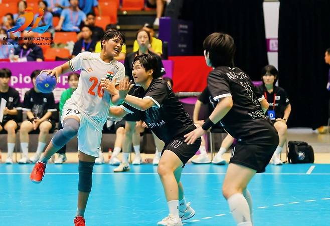 한국과 인도의 경기 모습.  [아시아 핸드볼연맹 소셜 미디어 사진. 재판매 및 DB 금지]