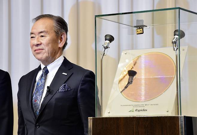 시제품 공개한 일본 라피더스 (도쿄 교도=연합뉴스) 일본 반도체 기업 라피더스가 18일 홋카이도 지토세시에서 시제품을 선보이고 있다.