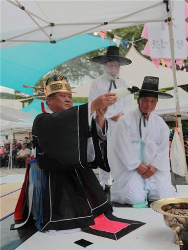 지난해 이상호 시장이 축문을 태우는 모습 [태백문화원 제공.재판매 및 DB 금지]