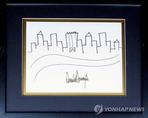 2017년 경매에 나온 도널드 트럼프 대통령의 그림 (로스앤젤레스 EPA=연합뉴스 자료사진) 2017년 7월 25일 촬영된 도널드 트럼프 미국 대통령의 그림. 이 그림은 원래 트럼프 대통령이 그려서 자선행사에 기부했던 것으로, '네이트 D. 샌더스 경매'가 경매에 내놓았다. 크레딧 원문 표시 필수.  (EPA/NATE D. SANDERS AUCTIONS) [경매 주최측인 '네이트 D. 샌더스 경매'가 제공한 제3자 제공 사진. 크레딧 표시 필수. 보도용으로만 사용 가능. DB 및 재판매 금지] 2025.7.19.