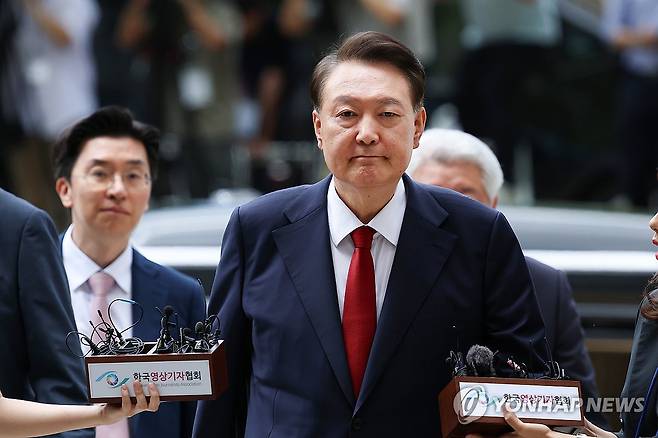 윤석열 전 대통령, 취재진 질문에 '묵묵부답' (서울=연합뉴스) 12·3 비상계엄과 관련해 특검의 수사를 받는 윤석열 전 대통령이 9일 서울 서초구 서울중앙지법에서 열린 영장실질심사에 취재진의 질문을 받으며 출석하고 있다. 2025.7.9 [사진공동취재단] photo@yna.co.kr