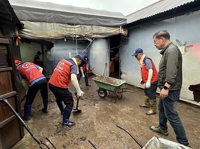 19일 충남 서산서 수해복구 중인 자원봉사자들 [서산시 제공. 재판매 및 DB 금지]