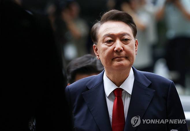 굳은 표정의 윤석열 전 대통령 (서울=연합뉴스) 12·3 비상계엄과 관련해 특검의 수사를 받는 윤석열 전 대통령이 9일 서울 서초구 서울중앙지법에서 열린 영장실질심사에 취재진의 질문을 받으며 출석하고 있다. 2025.7.9 [사진공동취재단] photo@yna.co.kr