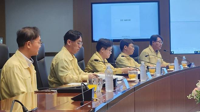 김정관 산업통상자원부 장관, 한국중부발전 서울발전본부 점검 (서울=연합뉴스) 오예진 기자 = 김정관 산업통상자원부 19일 취임 후 첫 일정으로 서울 마포구 한국중부발전 서울발전본부를 찾아 전력 수급 상황을 점검하고 안정적 전력 공급을 위해 최선을 다하겠다고 밝혔다. 2025.7.19. ohyes@yna.co.kr