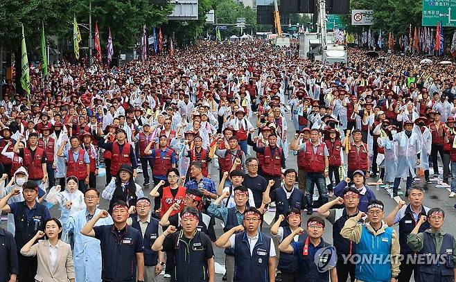 민주노총, 총파업ㆍ총력투쟁 대행진 (서울=연합뉴스) 최재구 기자 = 19일 서울 중구 을지로 입구역 인근에서 열린 2025민주노총, 총파업ㆍ총력투쟁 대행진 집회에서 참석자들이 구호를 외치고 있다. 2025.7.19 jjaeck9@yna.co.kr