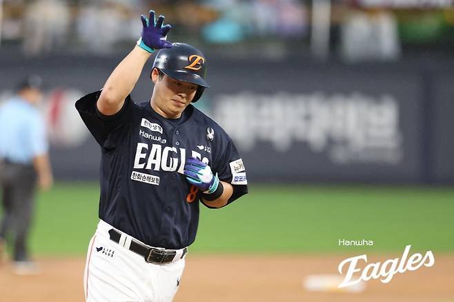 홈런 친 뒤 그라운드를 도는 노시환 [한화 이글스 제공. 재배포 및 DB 금지]