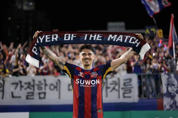 수원FC 이적생 윌리안이 광주FC와의 경기에서 승리를 이끌고 팬들과 기념사진을 찍고있다. 2025.7.18 /한국프로축구연맹 제공