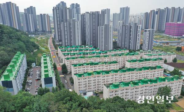 20일 한국부동산원 주간아파트가격 동향에 따르면 최근 인천지역 8개 자치구 아파트 매매 가격이 모두 하락세로 전환된 것으로 나타났다. 사진은 인천 시내 한 아파트 단지. /경인일보DB