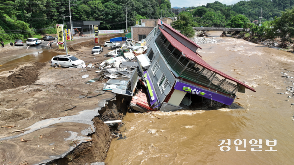 20일 새벽 가평군 조종면 일대에 집중호우가 쏟아지면서 2명이 숨지고 6명이 실종되는 등 인명 피해가 잇따르고 있다. 사진은 이날 오후 조종면 일대에 폭우로 편의점 건물이 무너져 내린 모습. 2025.7.20 /최은성기자 ces7198@kyeongin.com