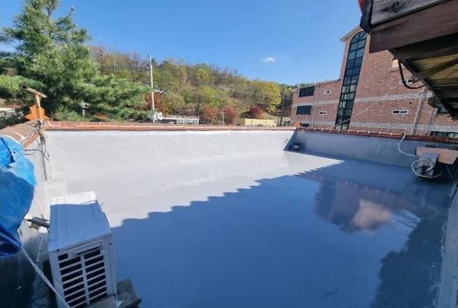 ▲옥상 방수 공사가 이뤄진 현장./사진제공=경기도