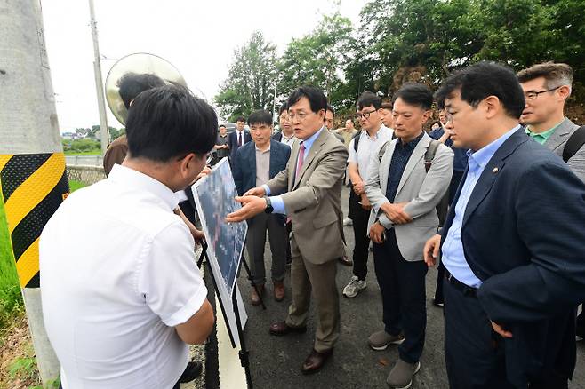 지난 17일 계양~강화 고속도로 건설사업 현장에서 박용철 강화군수와 배준영 국회의원, 국토교통부 관계자 등이 점검 회의를 진행하고 있다. 사진=강화군청
