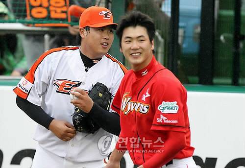 2010년 5월23일 한국 최고의 좌완투수 류현진과 김광현의 대결로 관심을 모았던 한화와 SK의 경기가 비가 내려 취소됐다. SK 김광현이 한화 류현진을 찾아가 악수하고 환하게 웃고 있다.연합