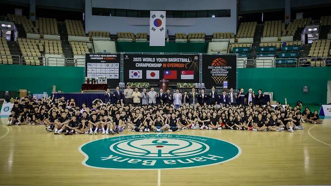 19일 부천체육관에서 진행된 '2025 World Youth Basketball Championship In Gyeonggi' 개회식에 참석한 내빈 및 선수단이 기념사진을 찍고 있다. 사진=W.Y.B.C 대회 조직위원회