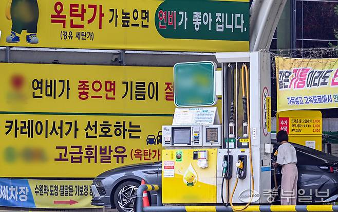 높은 기름 가격으로 인해 연비에 대한 차주들의 관심이 커지고 있는 가운데 20일 오후 수원시 내 한 주유소에 연비 관련 홍보물이 게시돼 있다. 임채운기자