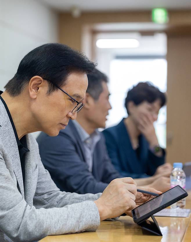 '2025 초등 학습으로의 평가 컨퍼런스'에 참석한 임태희 경기도교육청 교육감의 모습.