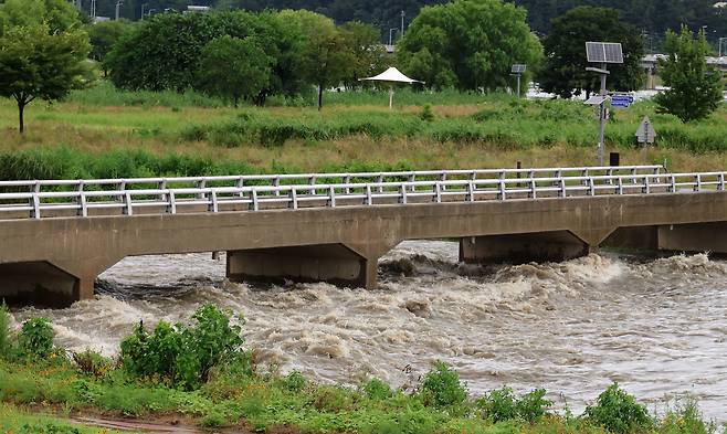 폭우가 쏟아진 17일 오전 대전 갑천 수위가 점점 높아지고 있다. 2025.7.17 사진=연합뉴스.&nbsp;