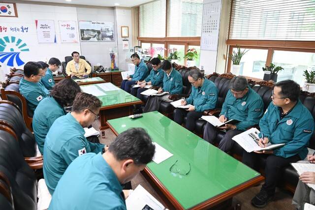 ▲ 이용록 홍성군수가 19일 홍성군청 군수실에서 호우관련 간부회의를 하고 있다.-홍성군 제공