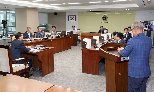 ▲ 건설소방위 충남교통연수원과 균형발전국 주요업무보고 청취-충남도의회 제공