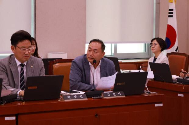 김원이 더불어민주당 국회의원(오른쪽 두번째)이 지난 17일 김정관 산업통상자원부 장관 후보자 인사청문회에서 정부의 선제적 지원 중요성을 발언하고 있다
