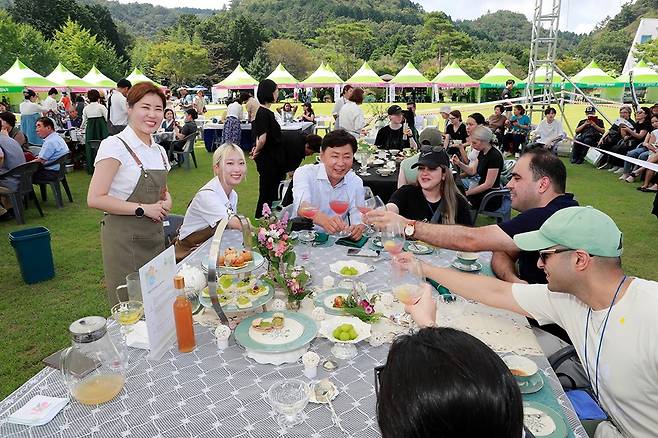 김철우 보성군수와 외국인 관광객들이 보성다향대축제 오후의차밭에서 함께 차를 마시고 있다.