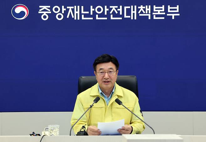 윤호중 행안부 장관, "호우피해 범정부 복구대책지원본부 가동"윤호중 행정안전부 장관(중앙재난안전대책본부장)이 20일 정부세종청사 중앙재난안전상황실에서 열린 호우 대처 중앙재난안전대책본부 회의를 주재하고 있다. 윤 장관은 "정부는 오늘부터 범정부 복구대책지원본부를 가동해 대응에서 복구로의 공백없는 체계 전환을 추진한다"면서 "행안부와 관계부처, 피해지역 지자체들은 가용한 자원을 총동원해 신속한 응급 복구를 실시하겠다"고 다짐했다./연합뉴스