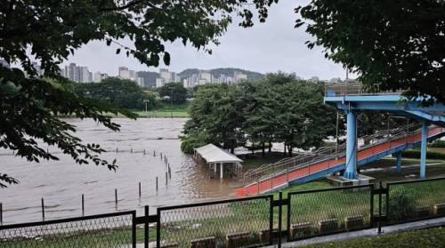 20일 경기북부에 내린 폭우로 구리 왕숙천 수변공원이 물에 잠겼다. 2025.7.20 [독자 제공]