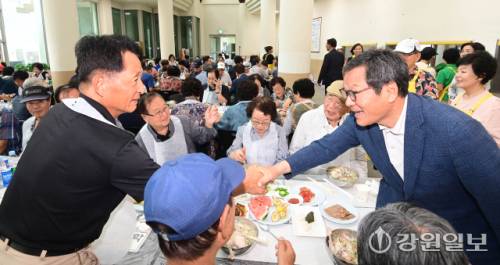 김홍규 강릉시장이 절기상 초복인 20일 강릉영동대에서 열린 지역어르신 건강기원 오찬 행사에서 어르신들과 봉사자들을 격려했다. 이날 행사는 봉사단체인 ‘십시일반(회장: 변낙선)’ 과 예비사회적기업 숲과 함께, 강릉영동대 등이 주최 주관해 올해 두 번째로 지역어르신들에게 삼계탕을 대접했다. 강릉=권태명기자