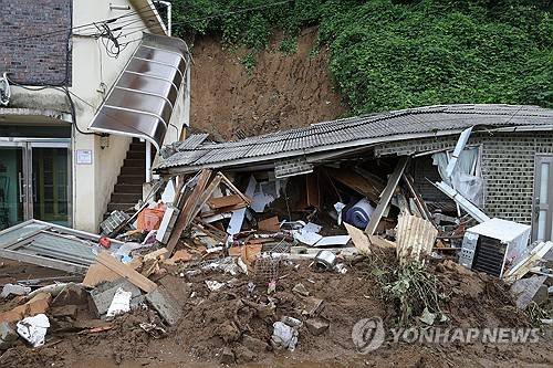◇20일 오후 경기도 가평군 조종면에서 새벽 시간에 쏟아진 폭우로 산사태가 발생해 주택이 파손되어 있다. 2025.7.20 사진=연합뉴스
