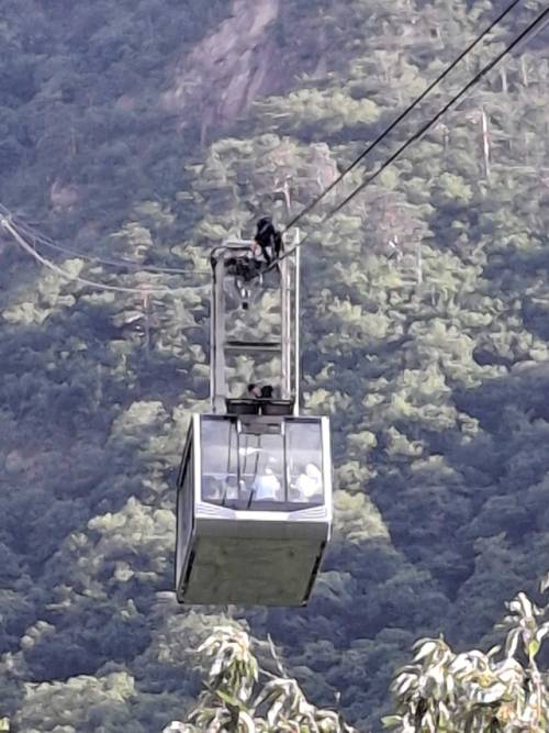 ◇강원도 속초시 설악산 케이블카가 20일 오후 3시56분께 운행 중 멈추는 사고가 발생했다. 사진=강원특별자치도소방본부 제공