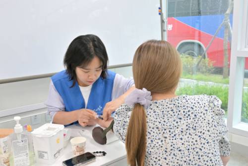 ◇정선군가족센터와 중앙대학교병원, KRX 국민행복재단이 지난 19일 정선군가족센터에서 지역 내 다문화가족 120여 명을 대상으로 ‘찾아가는 다문화가족 건강검진’을 실시해 큰 호응을 얻었다.