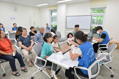 ◇정선군가족센터와 중앙대학교병원, KRX 국민행복재단이 지난 19일 정선군가족센터에서 지역 내 다문화가족 120여 명을 대상으로 ‘찾아가는 다문화가족 건강검진’을 실시해 큰 호응을 얻었다.
