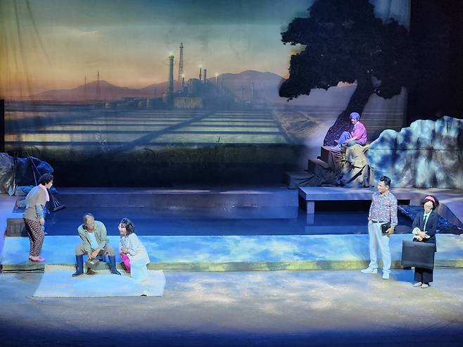 '제43회 대한민국연극제-인천'에서 울산 대표로 참가한 극단 푸른가시의 '바람이 머문 자리'(작·연출 전우수)가 19일 인천문화예술회관 소공연장에서 무대에 올라 관객들의 호평을 얻었다