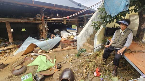 극한 폭우로 침수 피해를 본 합천군 가회면 봉기마을 이덕근(81) 할머니가 20일 오전 토사로 뒤덮힌 집안을 보며 망연자실하고 있다. /유은상 기자