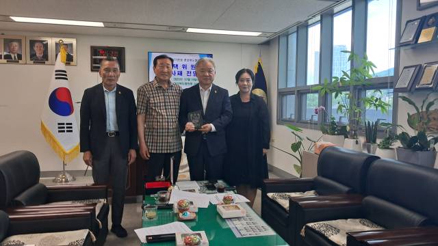 바르게살기운동 경상북도협의회부터 감사패를 받는 권광택 경북도의회 행정보건복지위원장(사진 오른쪽 두번째). 권 위원장 제공