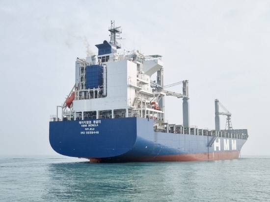 선상 이산화탄소 포집·저장시스템(OCCS)이 탑재된 HMM의 2200TEU급 컨테이너 운반선.
