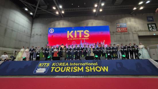 경남일보와 KITS조직위원회 및 대한민국지방신문협의회가 공동 주최하는 '제10회 대한민국 국제 관광박람회(KITS)'가 18일 경기 고양특례시 일산킨텍스 제2전시장 7홀에서 개막했다. 주요 내빈들이 테이프 컷팅을 통해 개막을 알리고 있다.