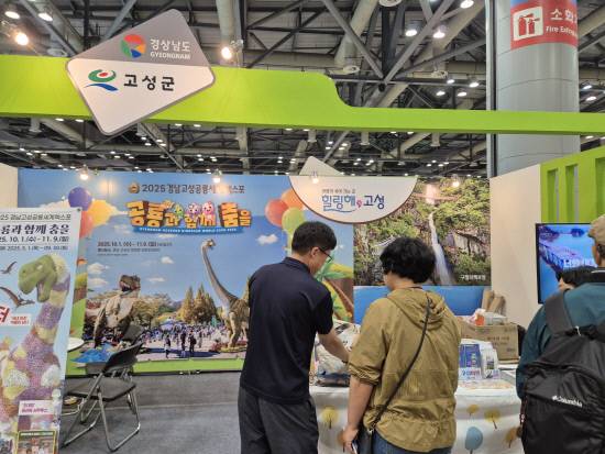 해안선을 따라 선선한 바닷바람과 파도 소리를 벗 삼아 걷다 보면 지루할 틈이 없습니다. 거진해변까지 이어지는 8.8km 맨발 걷기 길, 고성군의 빅카타, 10월 1일부터 11월 9일까지 공룡과 함께 춤을, 여러분을 초대합니다.