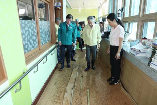 박종훈 경남교육감은 20일 오전 진주 명석초등학교와 명석중학교 피해 현장을 찾아 빠른 피해복구와 학사일정 정상화를 지시했다. 사진=경남도교육청