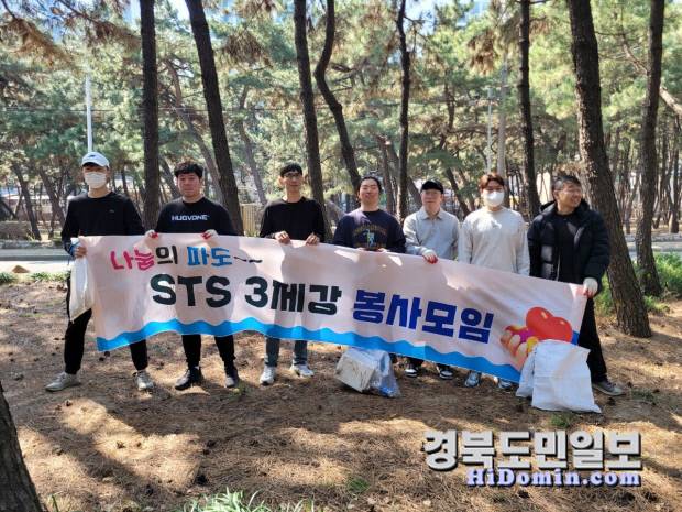 나눔의 파도 봉사단체에서 활동 중인 이성호 씨(왼쪽 두 번째).